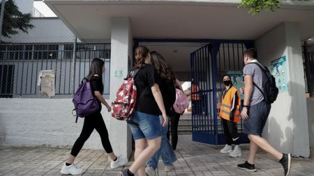Κορωνοϊός: Μαθητής επέστρεψε σχολείο ενώ ήταν θετικός – Λάθος το πρώτο τεστ