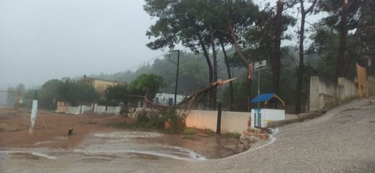 Κακοκαιρία Ιανός : Σαρώνει Ιόνιο και Ηλεία – Πότε θα χτυπήσει την Αττική – Η νέα τροχιά | tovima.gr Κακοκαιρία Ιανός : Σαρώνει Ιόνιο και Ηλεία – Πότε θα χτυπήσει την Αττική – Η νέα τροχιά | tovima.gr