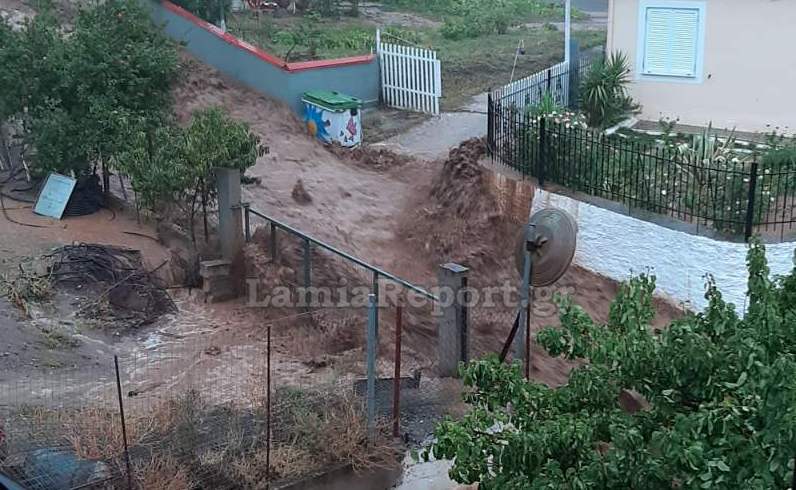 Κακοκαιρία Ιανός : Συναγερμός στη Φθιώτιδα – Εγκλωβισμένοι σε σπίτια και αυτοκίνητα