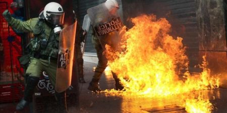Εξάρχεια : Επίθεση με μολότοφ στις αστυνομικές δυνάμεις έξω από τα γραφεία του ΠΑΣΟΚ