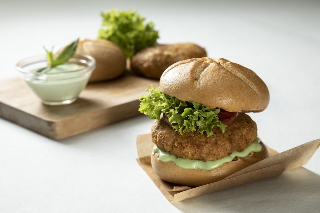 Μπέργκερ με μπιφτέκι ψαριού και μαγιονέζα δυόσμου