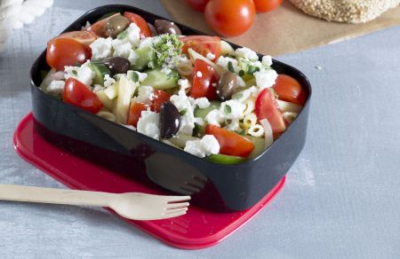 Πένες με χωριάτικη σαλάτα