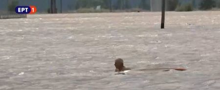 Φάρσαλα: Συγκλονιστικό βίντεο με τη διάσωση άνδρα που είχε ανέβει στο αυτοκίνητό του – Τον έσωσαν με βάρκα