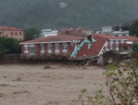 Ιανός : Κατέρρευσε το κέντρο Υγείας στο Μουζάκι