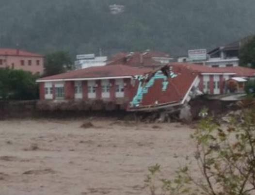 Ιανός : Κατέρρευσε το κέντρο Υγείας στο Μουζάκι