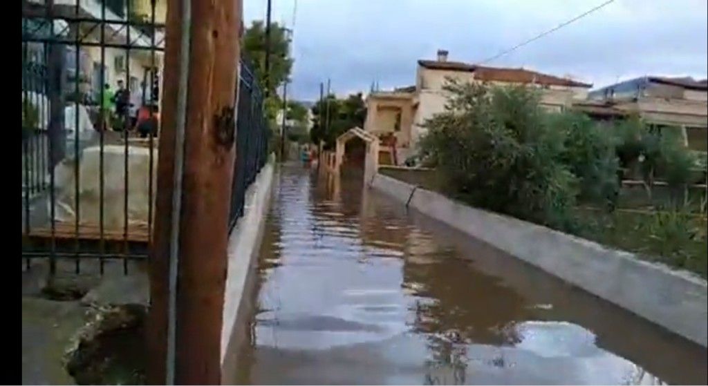 Ο Ιανός χτυπά την Κορινθία – Πλημμύρισαν τα Λουτρά Ωραίας Ελένης