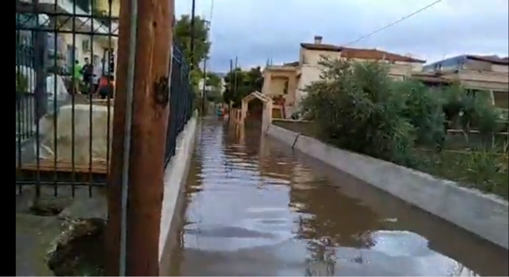 Ο Ιανός χτυπά την Κορινθία – Πλημμύρισαν τα Λουτρά Ωραίας Ελένης