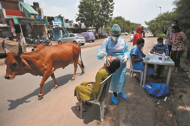 Η Ινδία κλυδωνίζεται από την τρικυμία του κορωνοϊού