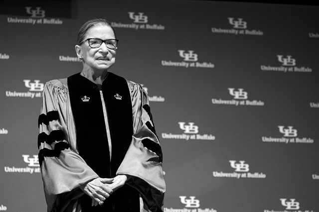 Μια μικροσκοπική γυναίκα, μια τεράστια παρουσία