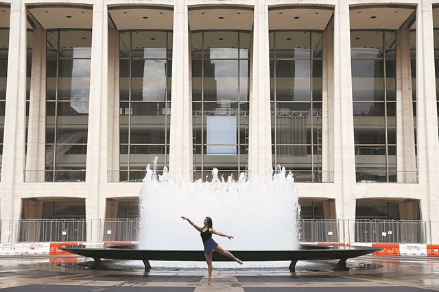 H πανδημία έσβησε τα φώτα του Μπρόντγουεϊ