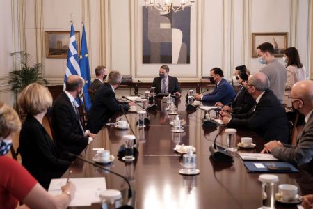 Ο Μητσοτάκης συνομιλεί με Αμερικανούς επενδυτές για ναυπηγεία Ελευσίνας και λιμάνια Καβάλας και Αλεξανδρούπολης