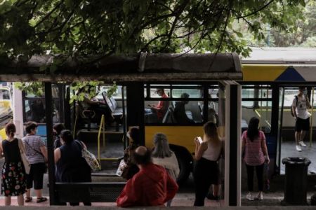 Κορωνοϊός: Γεμάτα λεωφορεία και πλατείες παρά τα μέτρα