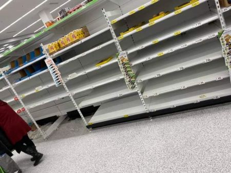 Κορωνοϊός – Βρετανία : «Επίθεση» στα ράφια των σούπερ μάρκετ υπό τον φόβο νέου lockdown