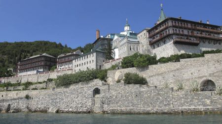 Στον Αθω ο ΕΟΔΥ  – σε κρίσιμη κατάσταση 85χρονος μοναχός