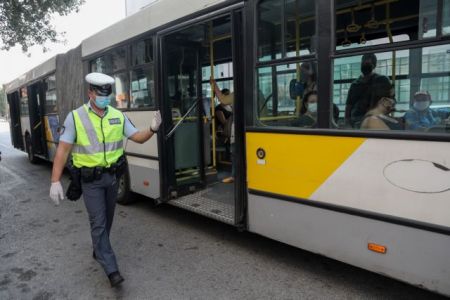 Αποκλειστικό MEGA : Ήρθαν στα χέρια μέσα στο λεωφορείο για τη μη χρήση μάσκας