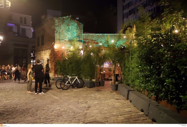 Κορωνοϊός : Άρχισαν οι περιπολίες στις πλατείες κατά του συνωστισμού