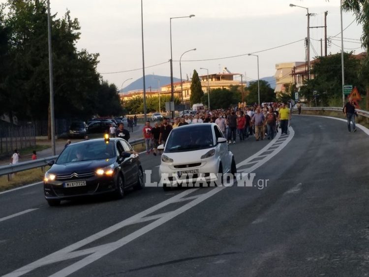 Καμένα Βούρλα: Κάτοικοι έκλεισαν την Εθνική Οδό – Διαμαρτύρονται για την εγκατάσταση προσφύγων