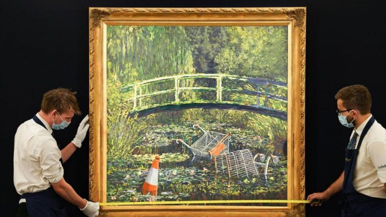 Σε δημοπρασία η «συνάντηση» του Banksy με τον Monet στη λίμνη με τα νούφαρα | tovima.gr