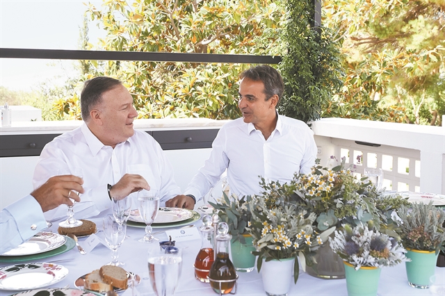 Οταν η εξωτερική πολιτική γίνεται οικογενειακή παράδοση στην οικία Μητσοτάκη