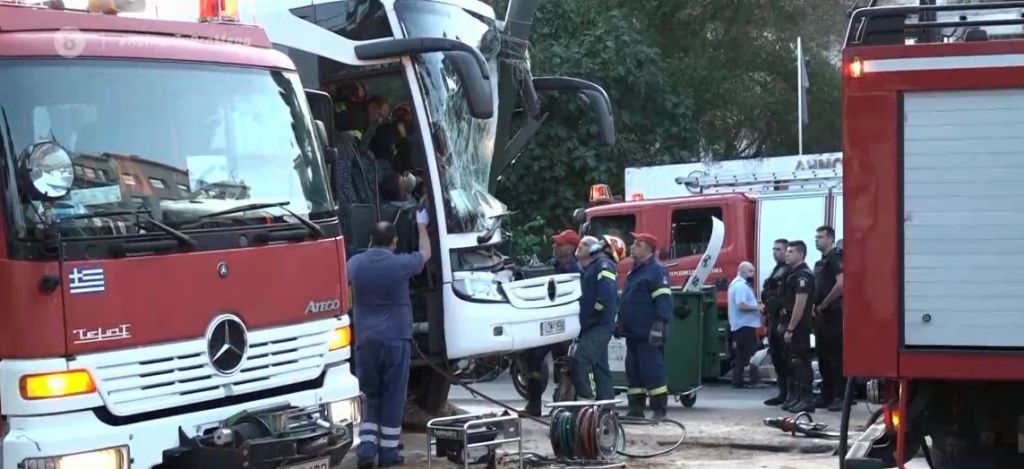 Πειραιάς: Σοβαρό τροχαίο στην Ακτή Μιαούλη  – Αγωνία για τον οδηγό