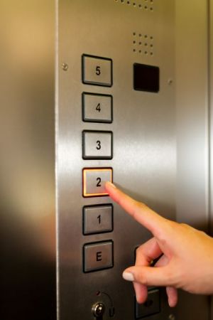Κορωνοϊός και ασανσέρ: Πόση ώρα μετά είναι ασφαλές αν βήξει ασθενής