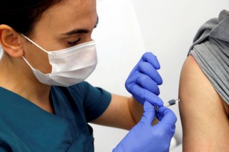 Αλαλούμ με το εμβόλιο της γρίπης – Το επηρεάζει τελικά ο κορωνοϊός;
