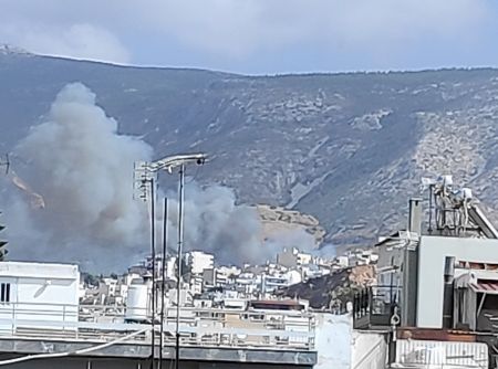 Φωτιά στον Βύρωνα – Ενισχύονται οι δυνάμεις της Πυροσβεστικής