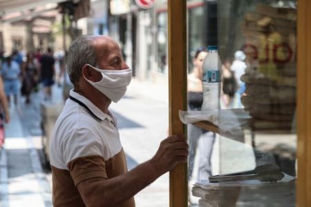 Κορωνοϊός: Ακάθεκτος ο ιός – κι άλλα μέτρα εξετάζουν κυβέρνηση και ειδικοί