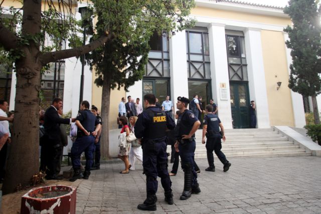 Μήνυση για «ρατσιστική συμπεριφορά» σε βάρος αστυνομικού από… αστυνομικό | tovima.gr