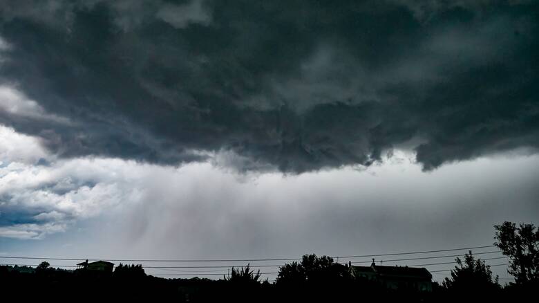 Νέο έκτακτο δελτίο καιρού: Βροχές και καταιγίδες μέχρι την Τρίτη