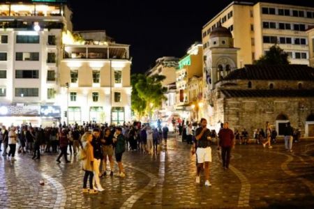 Κορωνοϊός – Αττική: Ανησυχία προκαλούν στην κυβέρνηση οι γεμάτες πλατείες