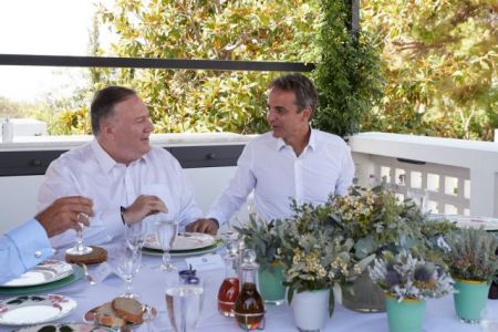 Γεύμα εργασίας Μητσοτάκη – Πομπέο με κρητικά εδέσματα
