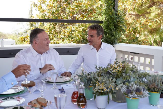 Γεύμα εργασίας Μητσοτάκη – Πομπέο με κρητικά εδέσματα