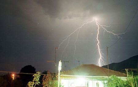 Κεραυνός έπεσε σε σπίτι οικογένειας με 4 παιδιά και έκαψε τα πάντα