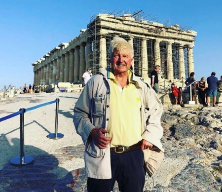 Στην Αθήνα ο πατέρας του Μπόρις Τζόνσον – τα «άκουσε» για τη μάσκα