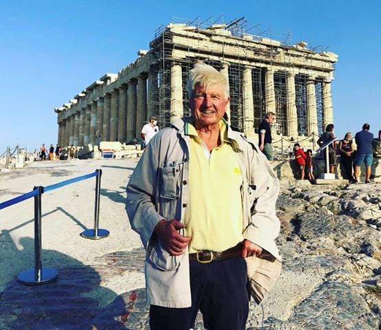 Στην Αθήνα ο πατέρας του Μπόρις Τζόνσον – τα «άκουσε» για τη μάσκα