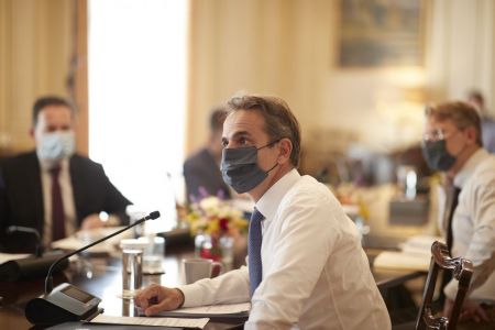 Κίτρινη κάρτα σε υπουργούς για… αλληλοκαρφώματα με τις μάσκες