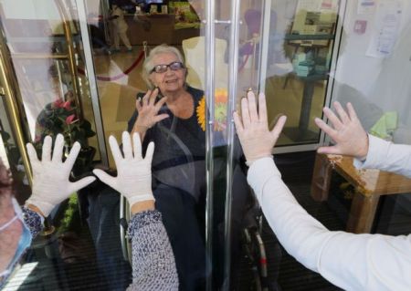 Κορωνοϊός: Μετατραυματικό στρες στους εργαζόμενους των οίκων ευγηρίας