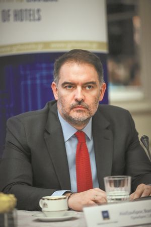 Η τουριστική σεζόν βρίσκεται στα χέρια των λοιμωξιολόγων