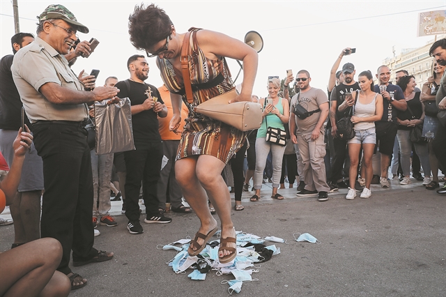 Οι αρνητές της μάσκας (δεν) πηγαίνουν στα σχολεία