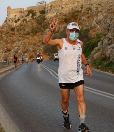 Έτρεξε πέντε χιλιόμετρα φορώντας τη μάσκα του