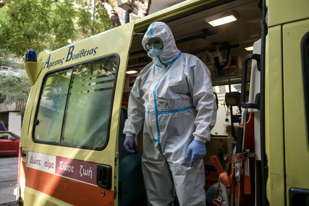 Κορωνοϊός : Στο «κόκκινο» η Αττική με δύο στα τρία κρούσματα – Τα εφιαλτικά σενάρια, οι υγειονομικές βόμβες και η εκτίναξη των διασωληνωμένων