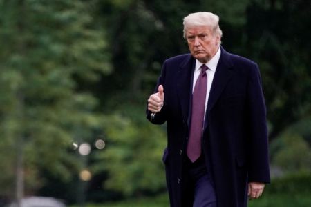 Όταν ο Τραμπ… ξόρκιζε τον κορωνοϊό