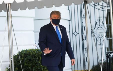 Τραμπ : Με μάσκα και κοστούμι στο ελικόπτερο – Η στιγμή της μεταφοράς του στο νοσοκομείο