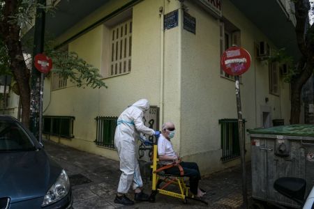 Κορωνοϊός: Ανησυχία για τα δεκάδες κρούσματα σε νοσοκομεία και γηροκομεία
