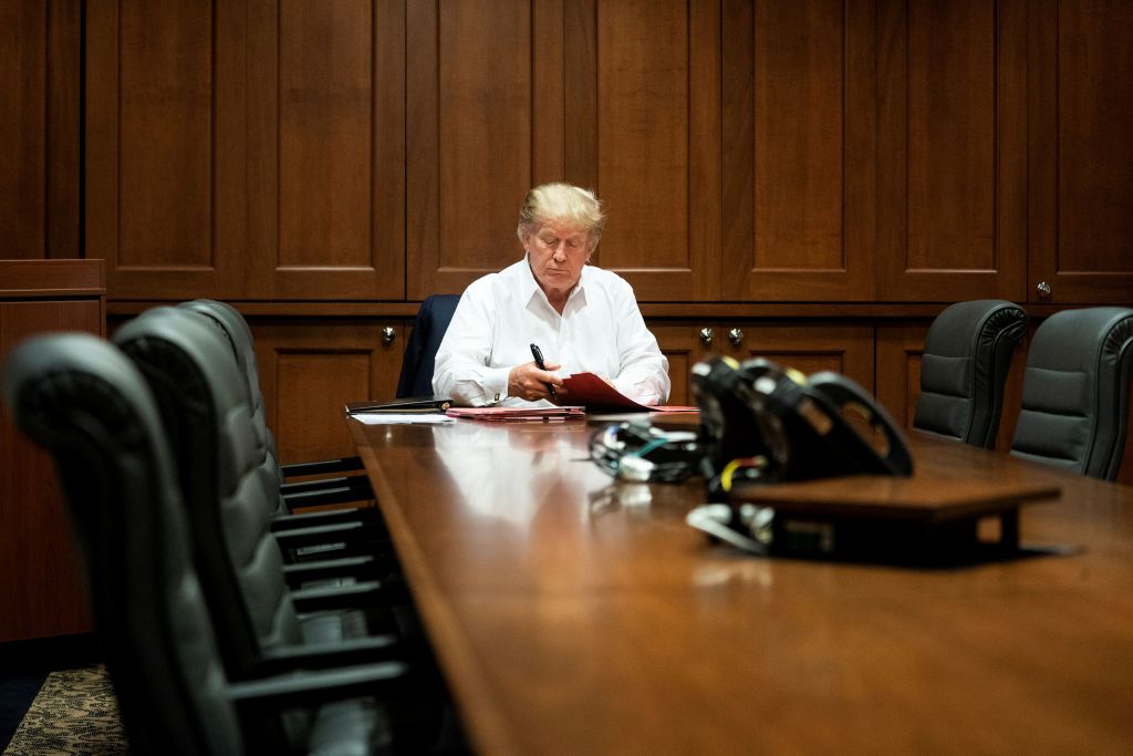 Ιατρική ομάδα Τραμπ : Ο πρόεδρος θα μπορέσει να βγει από το νοσοκομείο τη Δευτέρα – Η κατάστασή του βελτιώνεται
