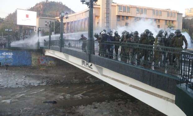 Αστυνομική βία – Χιλή :  Αστυνομικός ρίχνει από γέφυρα 16χρονο διαδηλωτή (βίντεο)