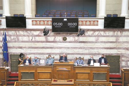 Κορωνοϊός – Βουλή : «Συνωστισμός» διαφωνιών και για την επιστολική ψήφο