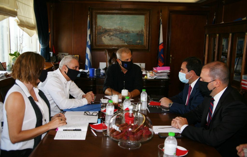 Πειραιάς : Συνάντηση Μώραλη – Μηταράκη με φόντο το προσφυγικό