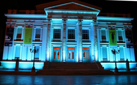 Δήμος Πειραιά : Στα μπλε φωταγωγήθηκε το Δημοτικό Θέατρο για τη δυσλεξία